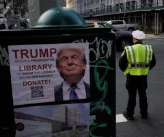Un cartel pide donaciones para el casi de Trump en el centro de Nueva York, zona donde llegará el expresidente y está blindada por las autoridades. Foto: Reuters