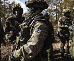 El Ejército de Finlandia participó de los actos de celebración de la Otan en los que se certificó a ese país en la Alianza. Foto: Bloomberg