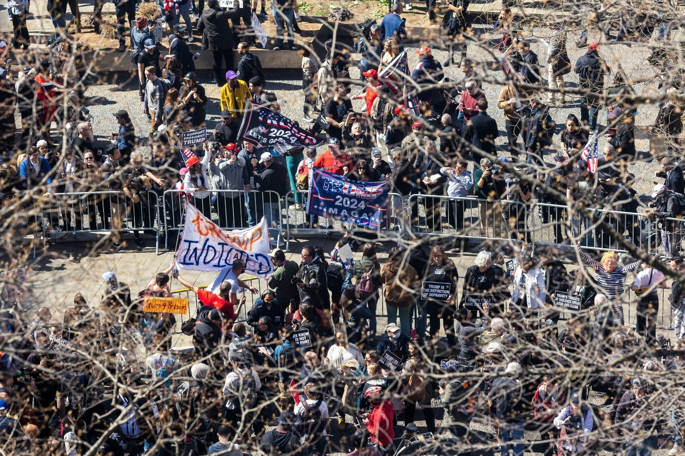 Autoridades cerraron tres calles cercanas a la Corte de Nueva York por las multitudes/ Bloomberg