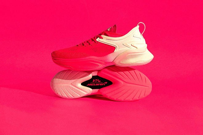 Debajo de los pies se encuentra la excepcional Soufflé Sockliner de APL que se introdujo en la zapatilla para correr APL Streamline, favorita de los fanáticos del deporte en 2021.