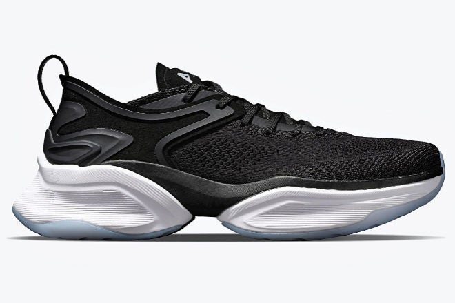 La suela exterior está inspirada en los neumáticos de alto rendimiento.