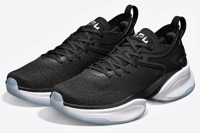 Una lengüeta de microfibra perforada de una sola capa agrega comodidad.