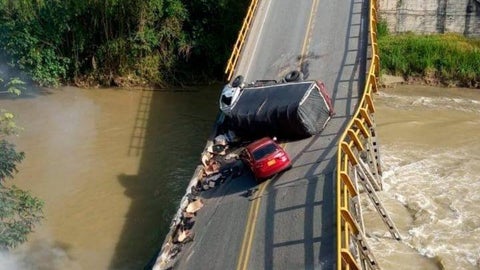 Caída del puente sobre el río La Vieja - Colprensa