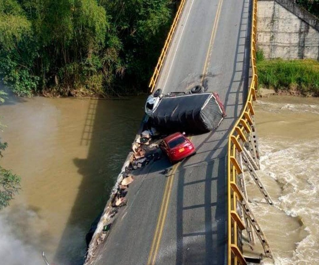 Caída del puente sobre el río La Vieja - Colprensa