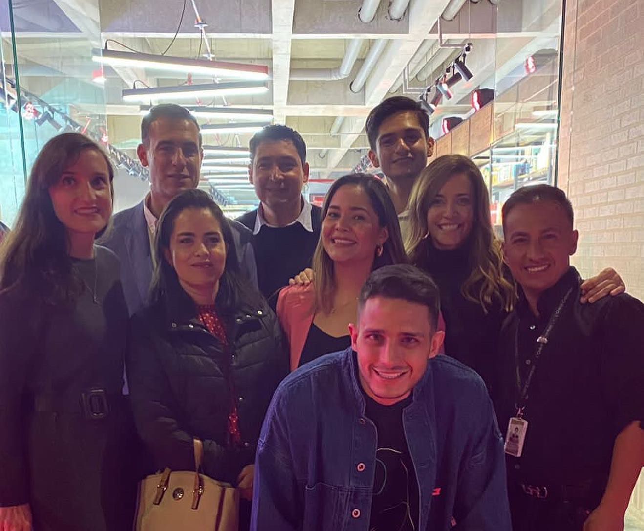 Martha Cuéllar, jefe de trade marketing; Carolina Muñoz, de trade marketing; y Lucas Bolo, dir. comercial división consumo, con otros funcionarios