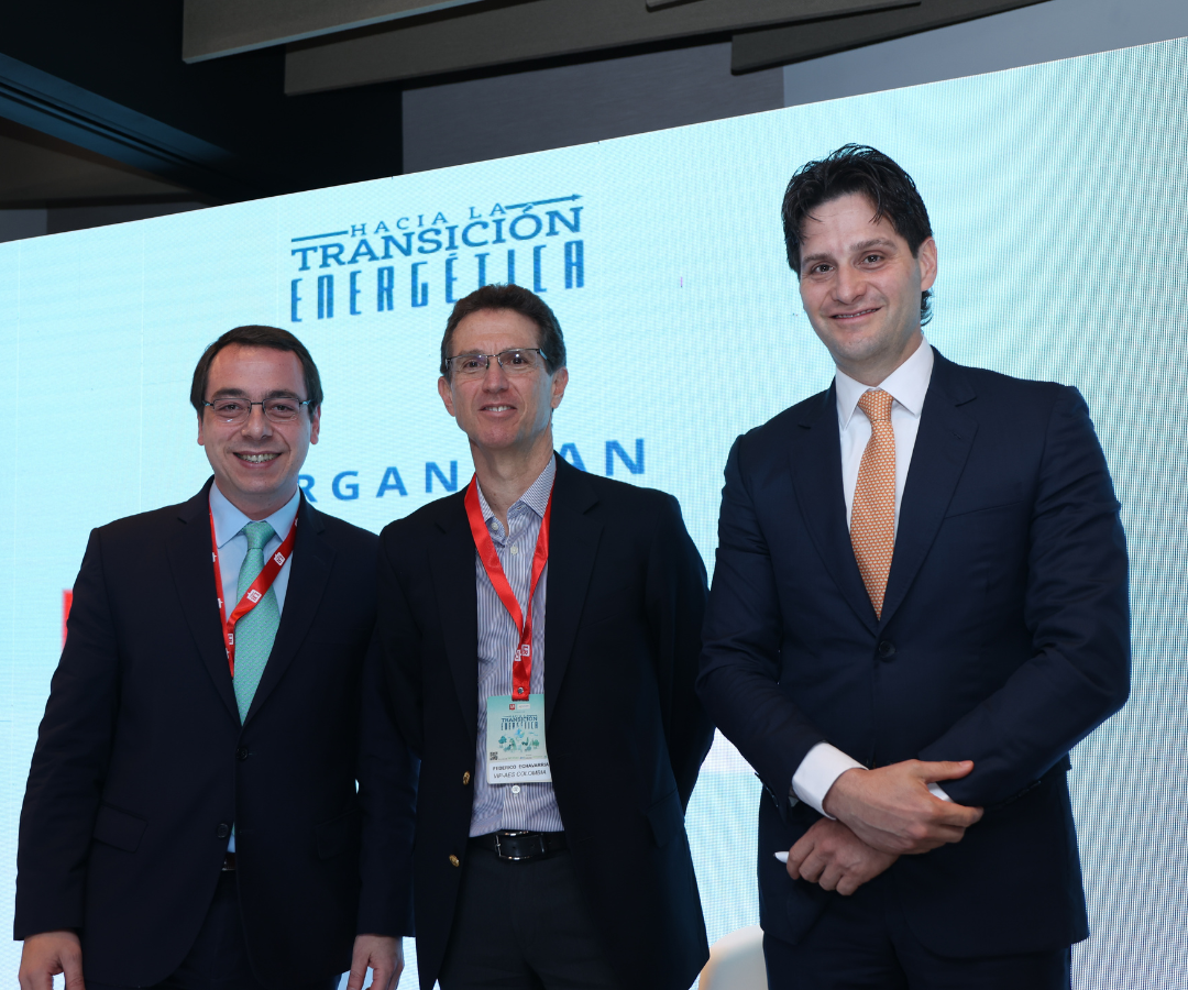 Felipe Camargo, director general de GreenYellow; Federico Echavarría, gerente de AES Colombia; y Camilo Marulanda, presidente de Isagen estuvieron en el primer panel.