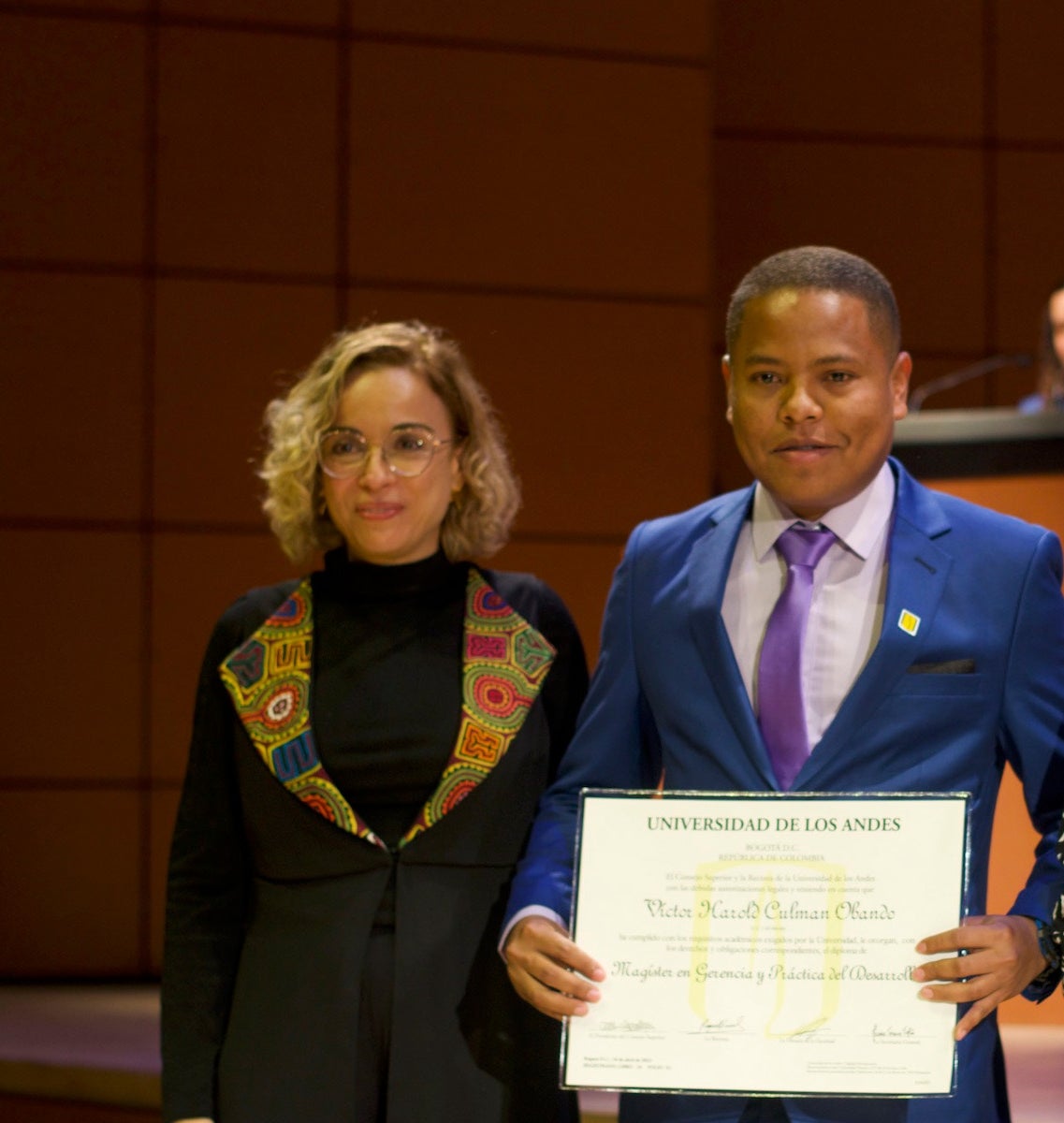 Diana Puerta, directora de la Maestría en Gerencia Ambiental de la Universidad de los Andes y Harold Culman, graduado de la Maestría Gerencia y Práctica del Desarrollo
