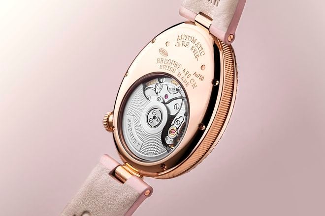 La caja abierta por la parte trasera permite ver el movimiento.