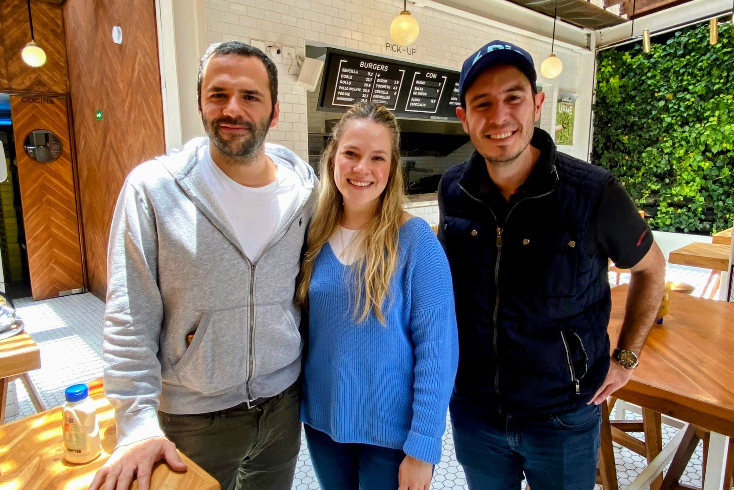 Pablo Vélez, cofundador de Home Burgers; María Inés Lacouture; ejecutiva de Ventas de Bia; y Sebastián Ruales, CEO y cofundador de Bia
