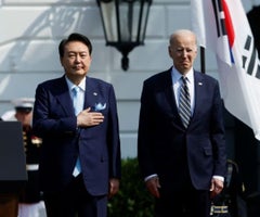 El presidente de Corea del Sur, Yoon Suk Yeol junto a su homólogo de EE.UU., Joe Biden. Foto: Reuters.