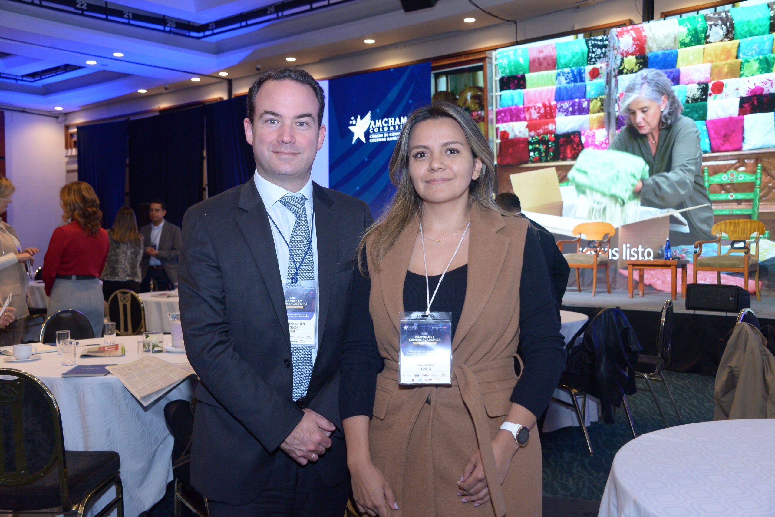 Juan Estrada, dir. Asuntos Públicos Pfizer; y Diana Díaz, directora de Gobierno de Johnson & Johnson.