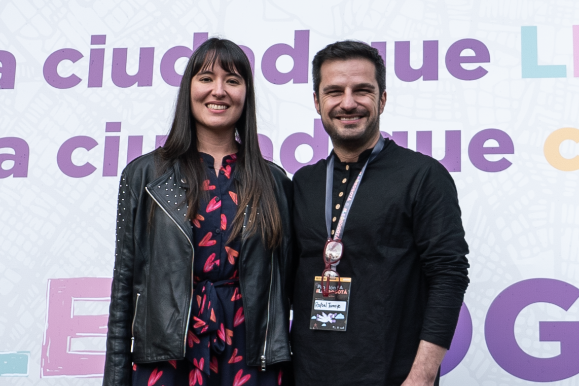 La secretaria de Cultura, Recreación y Deporte de Bogotá, Catalina Valencia; y el director de BiblioRed, Rafael Tamayo, en el pabellón #LEOBogotá esta semana.