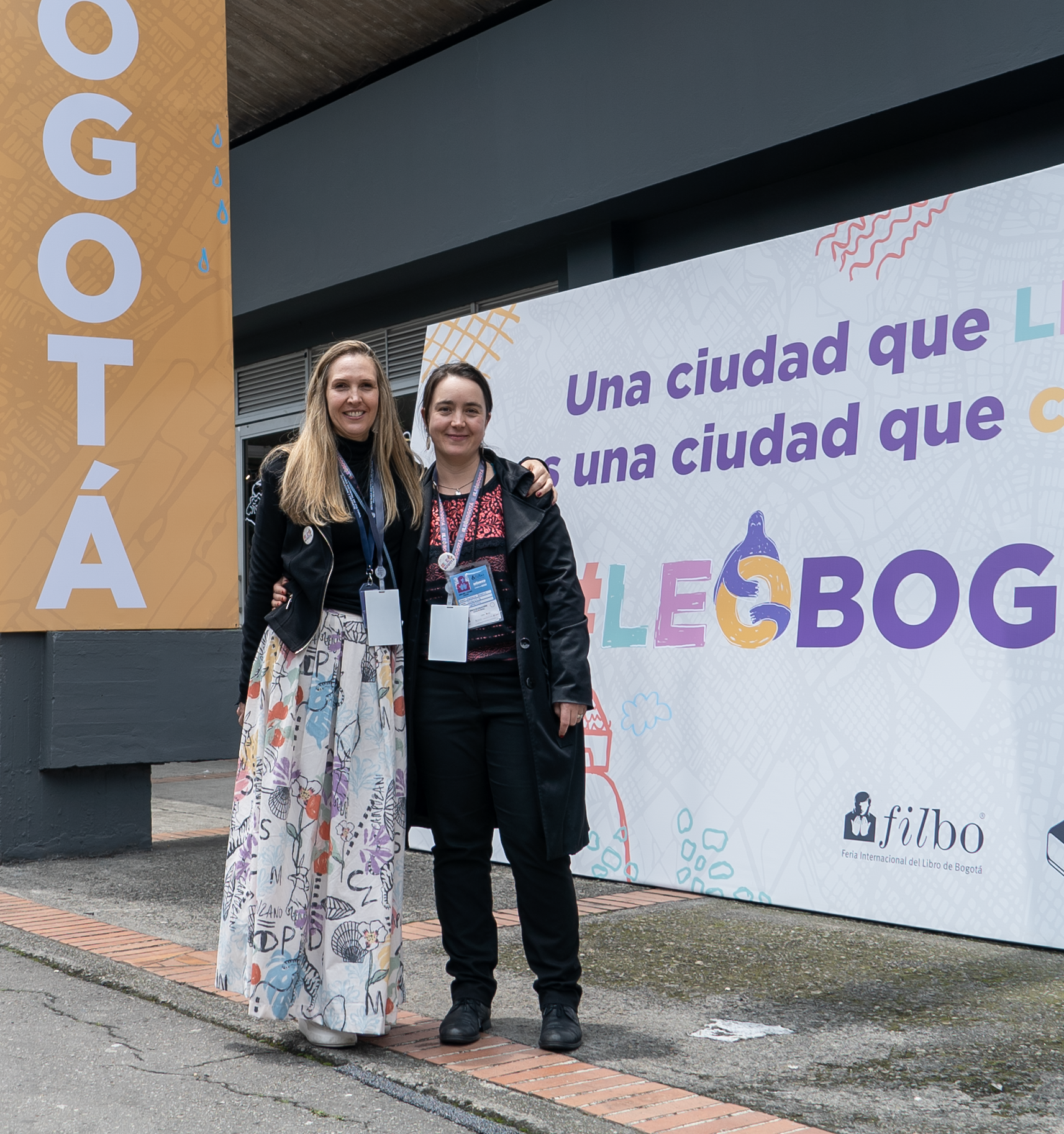 La asesora de la Dirección de Lectura y Bibliotecas, María Virginia Rodríguez; y la coordinadora del Pabellón #LEOBogotá por parte de Idartes, Valeria Baena.