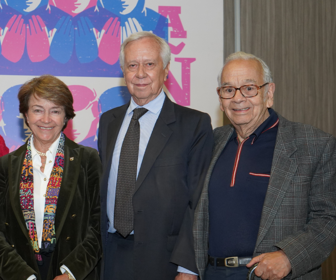 Helena Groot, presidenta de la Academia Colombiana de Ciencias Exactas; y Eduardo Posada y Alberto Ospina Tadorda, asistentes.