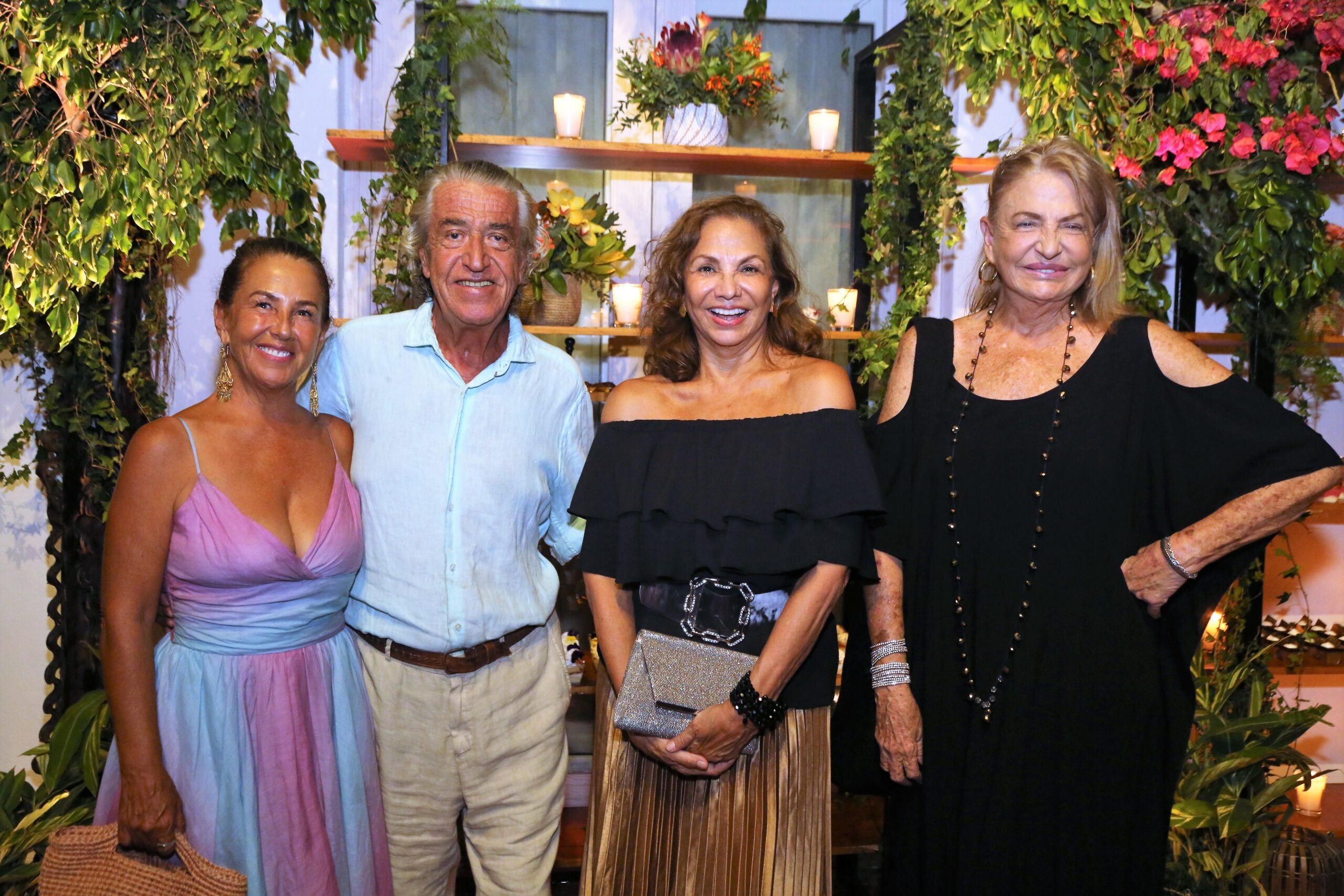 Los empresarios Andrea Villegas, Valentino Constanza, Paulina Villegas y Marta Delvalle, también estuvieron en la reinauguración del hotel.