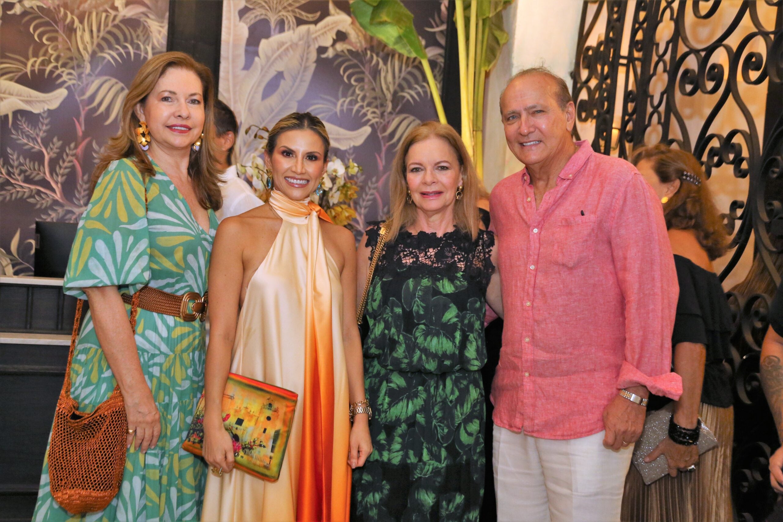 La diplomática Araceli ‘Chica’ Morales; Carolina Bernal, Jaya de Schuster, psicóloga clínica; y el empresario, Benny Schuster, asistentes al evento de apertura.