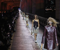 Desfile de la colección femenina Pre-Fall 2023 de Louis Vuitton en el puente Jamsu en Seúl, el 29 de