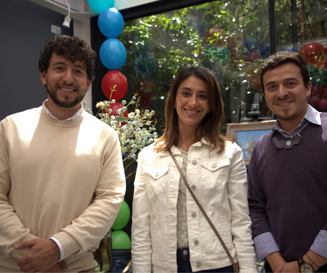 Fabián Bernal y Lina Acosta, miembros de Red Mamás; y el ejecutivo David Montes, también estuvieron en la presentación.