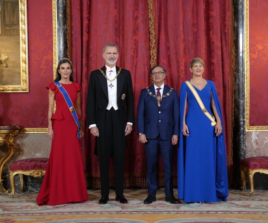 La reina Letizia, el rey Felipe VI, el presidente Petro y la primera dama Verónica Alcocer