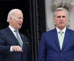 Presidente de EE.UU., Joe Biden y el presidente de la Cámara de Representantes, Kevin McCarthy. Foto: Reuters.