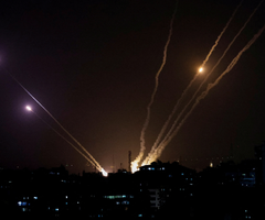 Se disparan cohetes desde Gaza hacia Israel, en Gaza