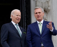 Joe Biden, Presidente de EE.UU. y Kevin Owen McCarthy, presidente de la cámara de representantes. Foto: Reuters.