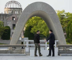 Zelenski y Kishida visitan el cenotafio para las víctimas de la bomba atómica en el Parque Conmemorativo de la Paz el 21 de mayo. Fotógrafo: Eugene Hoshiko/AP Photo/Bloomberg