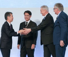 Las cabezas de las cuatro compañías, Hino’ Satoshi Ogiso, Toyota’s Koji Sato, Mitsubishi Fuso’s Karl Deppen y Daimler Truck’s Martin. Foto: Bloomberg.