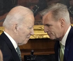 Joe Biden y Kevin McCarthy. Foto: Bloomberg.