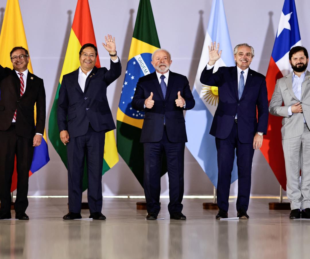El presidente de Colombia, Gustavo Petro; el presidente de Bolivia, Luis Arce; el presidente de Brasil, Lula Da Silva; el presidente de Argentina, Alberto Fernández; y el de Chile, Gabriel Boric, en la reunión.