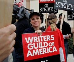 Guionistas de Hollywood en huelga. Foto: Reuters.