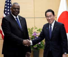 El secretario de Defensa, Lloyd Austin, a la izquierda, y el primer ministro japonés, Fumio Kishida. Foto: Reuters.