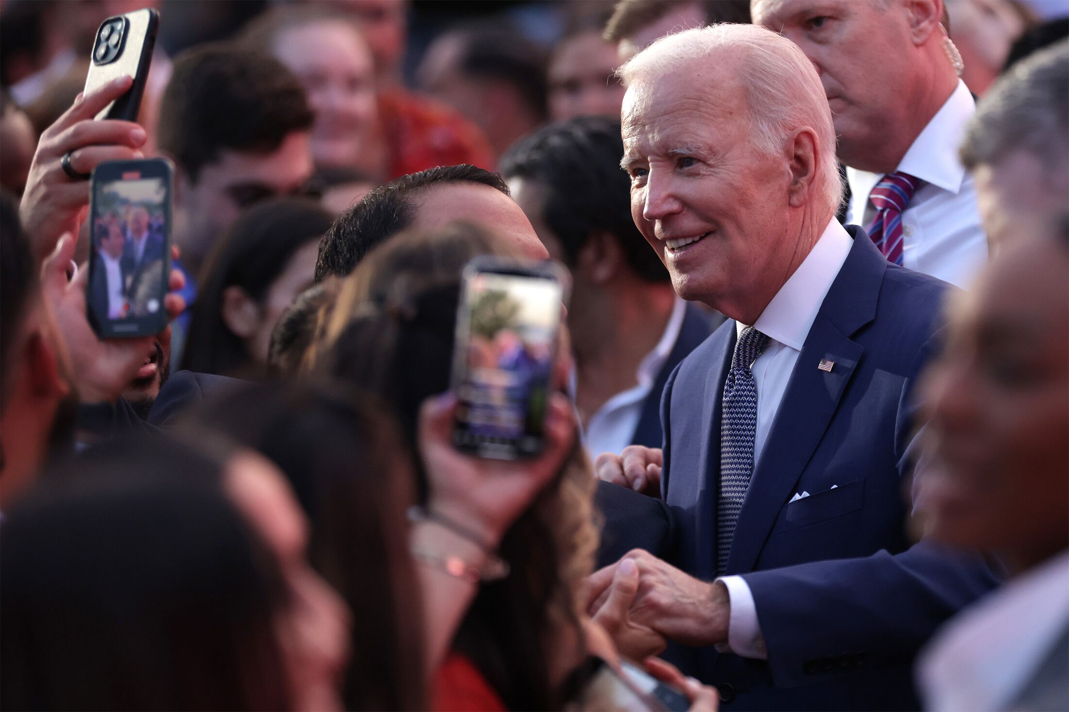 Joe Biden saluda a los asistentes durante un acto celebrado el jueves en la Casa Blanca.