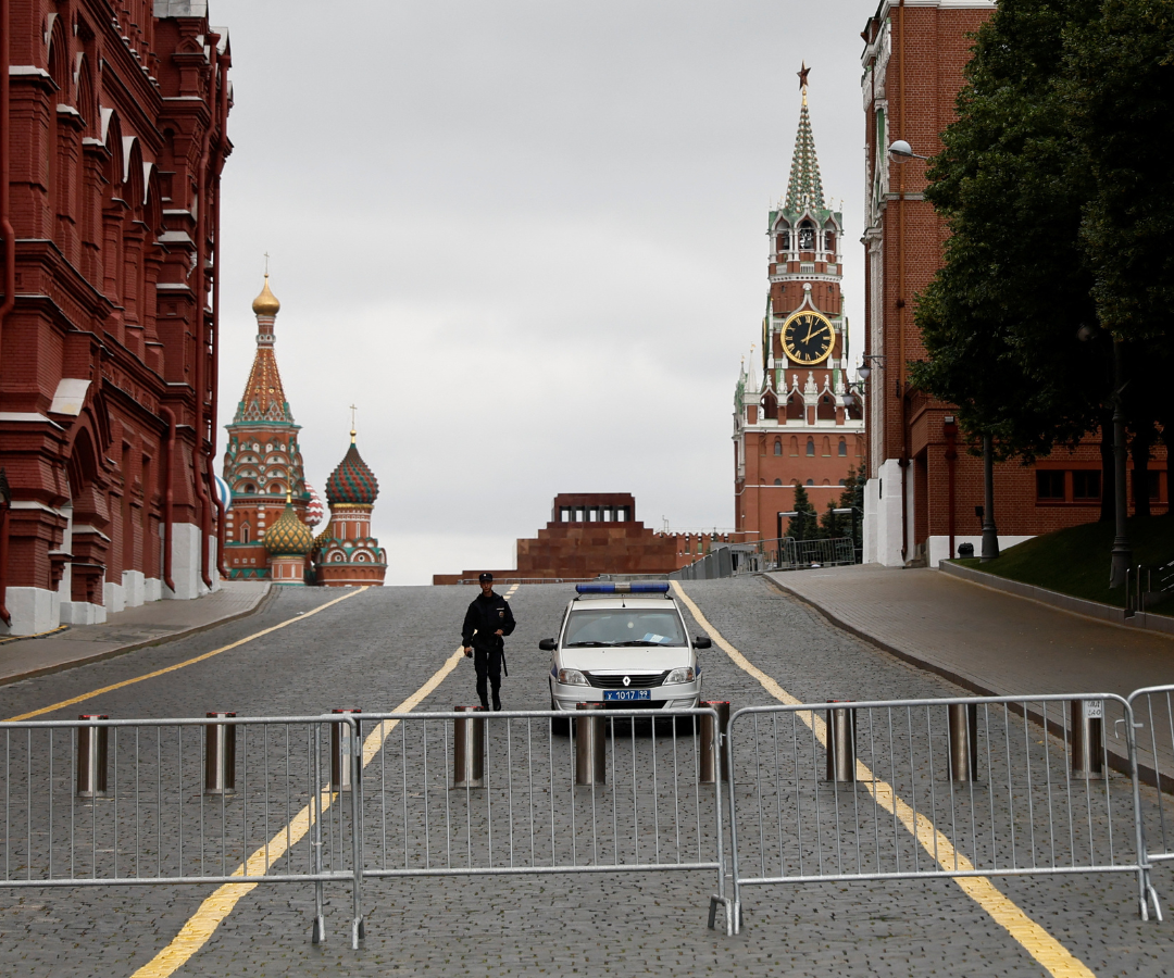 Un policía vigila la Plaza Roja cerrada en Moscú