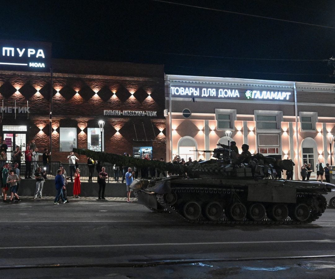 El grupo mercenario Wagner sale de la sede del Distrito Militar del Sur para regresar a la base, en Rostov-on-Don, Rusia