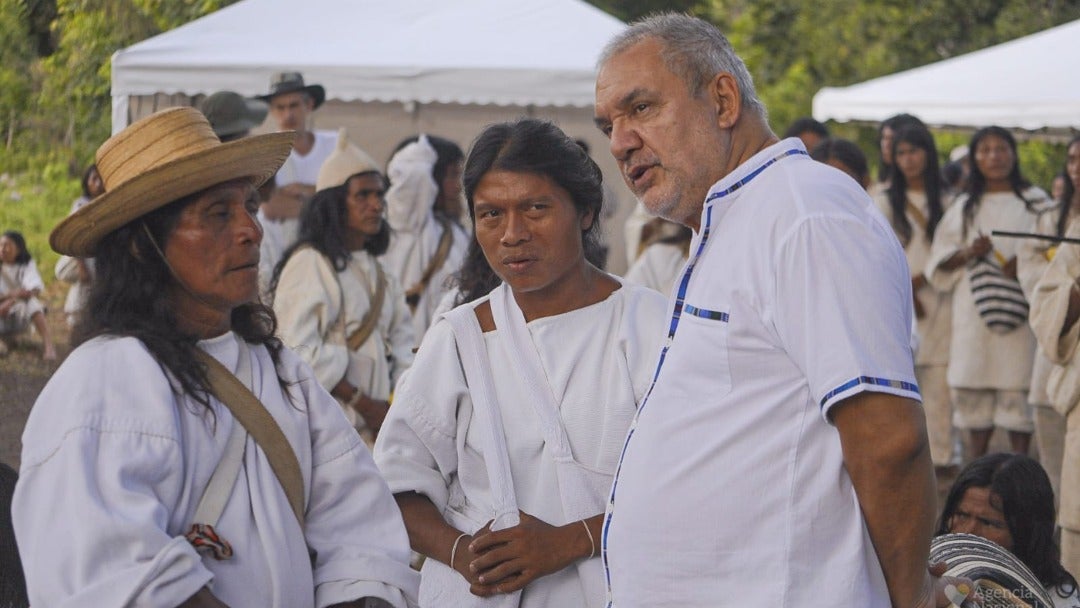 Miembros del pueblo Kogui Malayo Arahuaco; Gerardo Vega Medina, director de la ANT