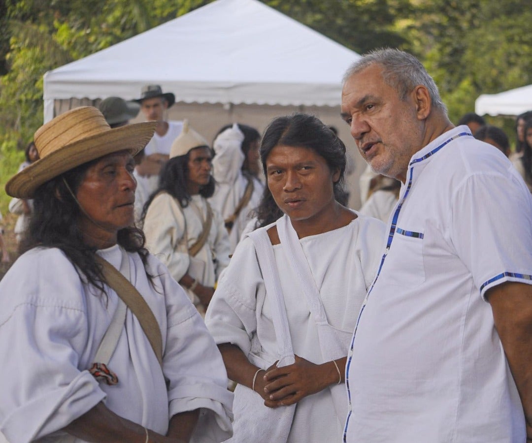 Miembros del pueblo Kogui Malayo Arahuaco; Gerardo Vega Medina, director de la ANT