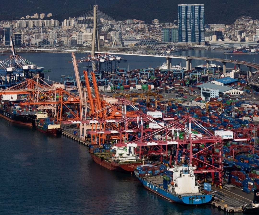 Corea del Sur registra primer superávit comercial en 16 meses