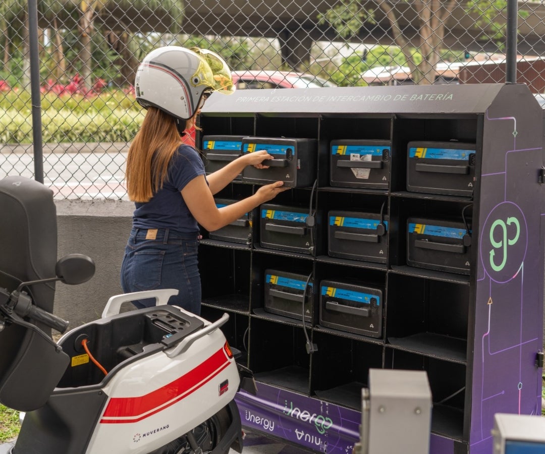 Unergo instaló estación de intercambio de baterías para motos eléctricas en  Medellín