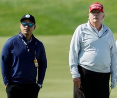 Asistente de Trump, Walt Nauta y Donald Trump. Foto: Reuters.