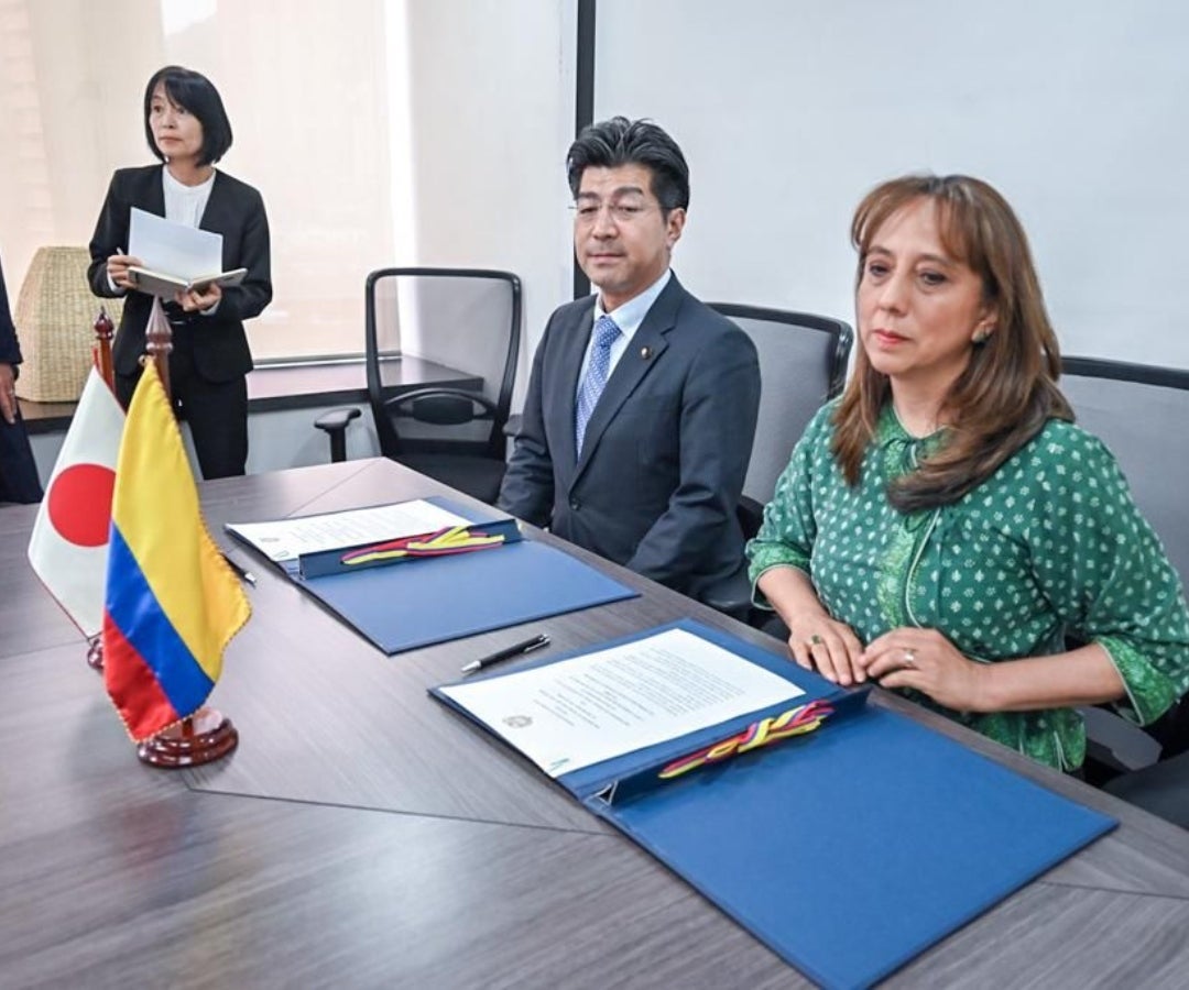 Viceministro Parlamentario de Economía, Comercio e Industria de Japón, Ryuji Satomi y Viceministra de Desarrollo Empresarial de Colombia, Soraya Caro