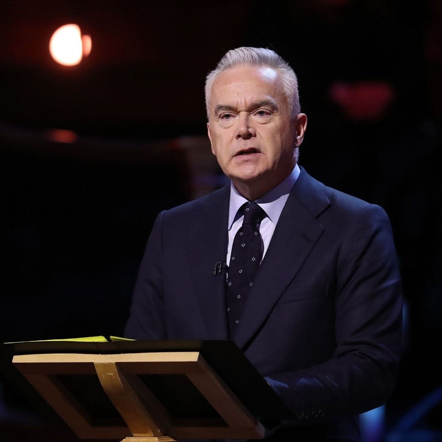 Huw Edwards, presentador estrella de la BBC, metido en escándalo de