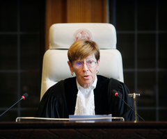 Presidenta del tribunal, la juez Joan Donoghue