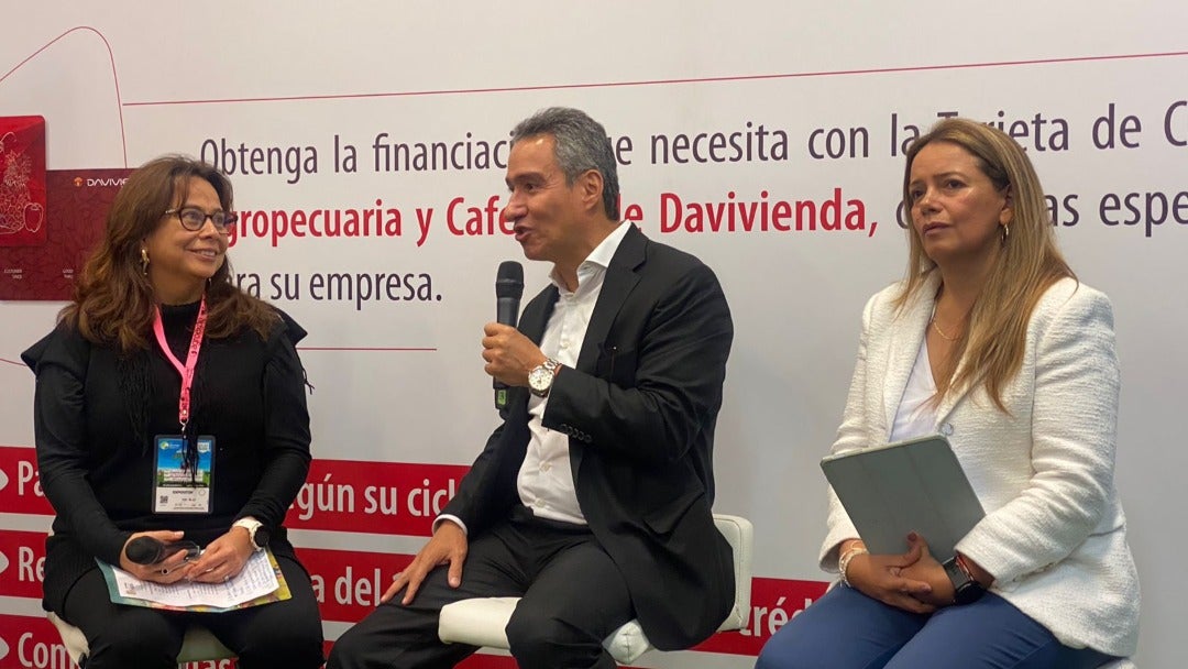 Ángela Penagos, presidente de Finagro; Jhon Jairo Gaviria, vicepresidente comercial; Gladys Corredor, vicepresidenta de negocios de empresas de Davivienda