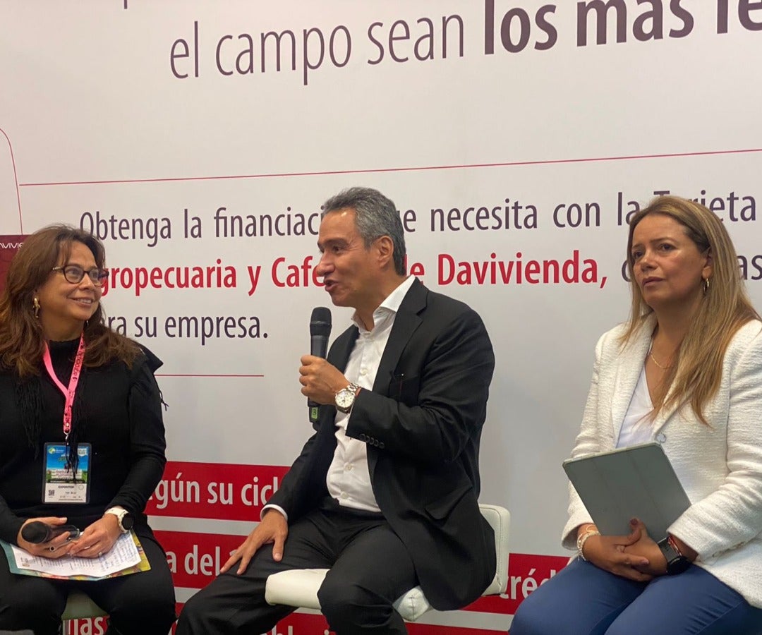 Ángela Penagos, presidente de Finagro; Jhon Jairo Gaviria, vicepresidente comercial; Gladys Corredor, vicepresidenta de negocios de empresas de Davivienda
