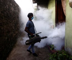 Un trabajador de la salud fumiga contra los mosquitos en una zona residencial de Sri Lanka. Actualmente se intenta frenar el dengue en toda la isla