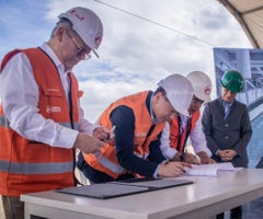 Alcaldesa Claudia López en la firma del acta de la fase de construcción del Metro de Bogotá