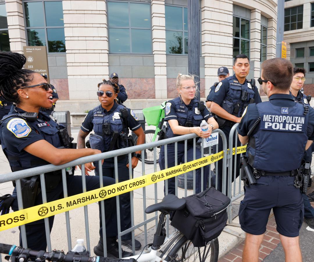 Policía afuera del juicio