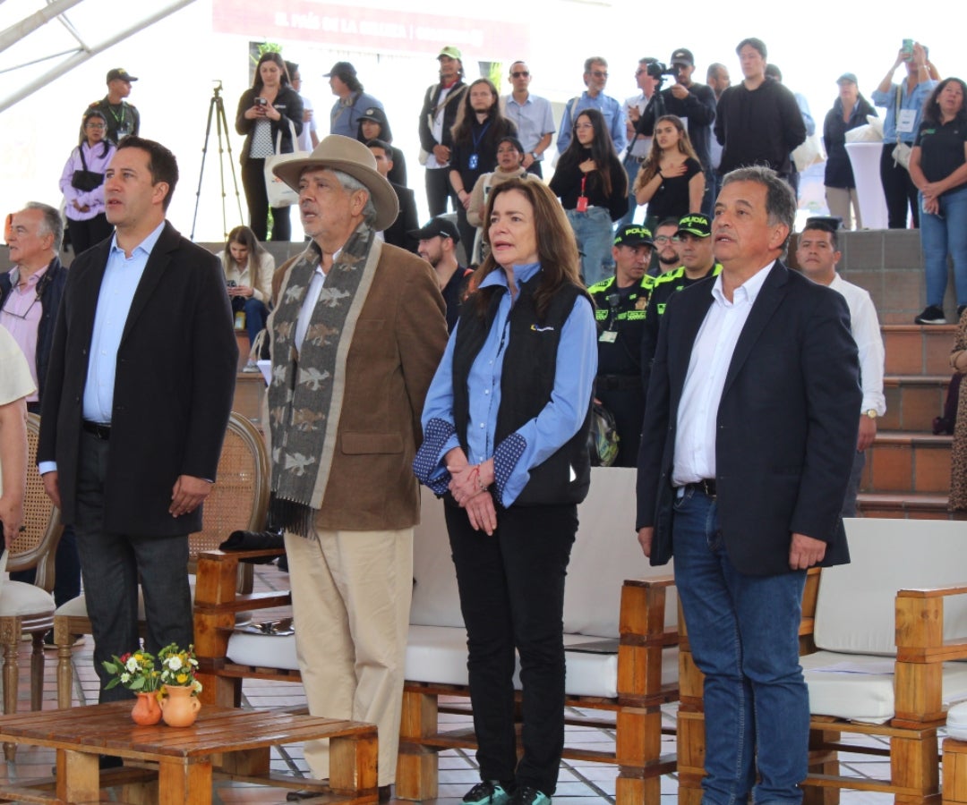 De izquierda a derecha: Viceministro de Turismo, Arturo Bravo; ministro de Comercio, Germán Umañana, Carmen Caballero, presidente de Procolombia y Álvaro Edgar Balcázar, presidente de Fontur