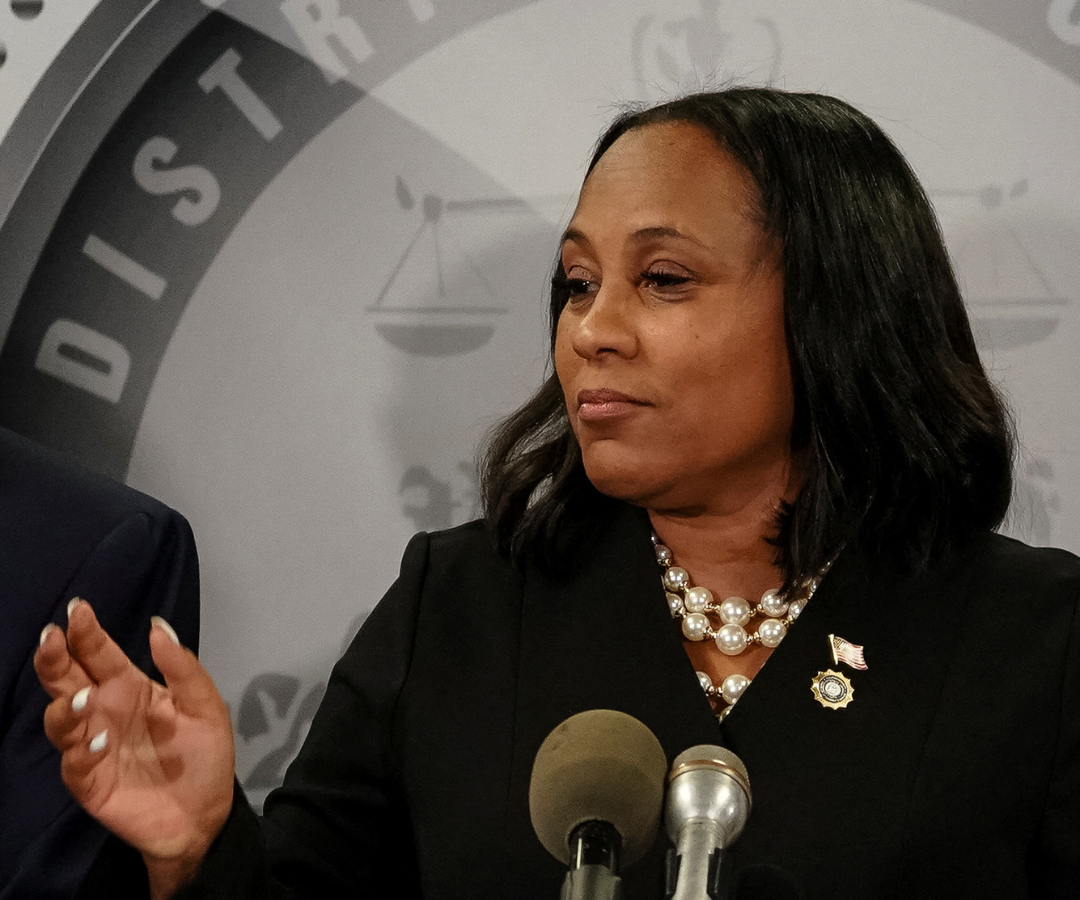 La fiscal del condado de Fulton, Fani Willis, ofrece una rueda de prensa tras la imputación de Donald Trump